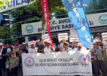 Avcılar Belediyesi işçileri maaşlarının düzeltilmesi talebiyle eylem yaptı