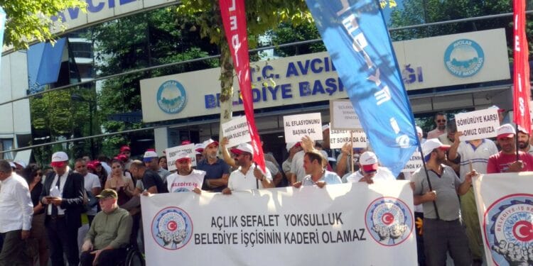 Avcılar Belediyesi işçileri maaşlarının düzeltilmesi talebiyle eylem yaptı