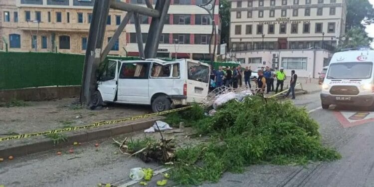 Mevsimlik işçileri taşıyan minibüs kaza yaptı: 1 işçi hayatını kaybetti