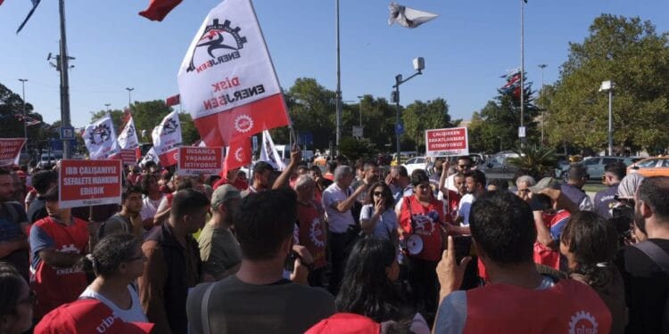 Enerji işçileri İBB önünde
