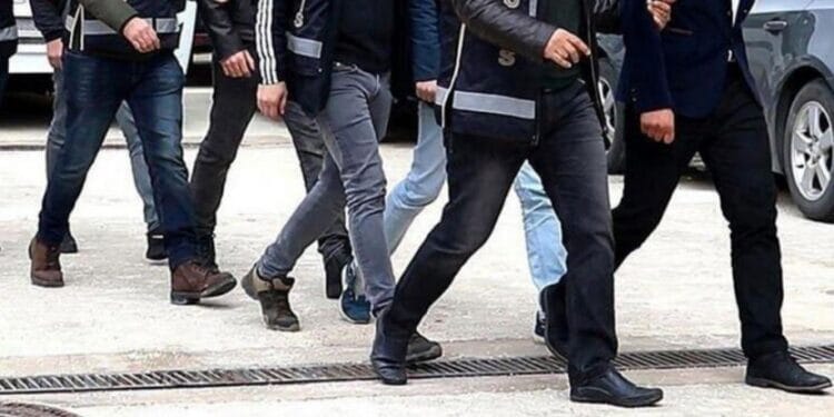 Mersin’de ev baskınları: 11 kişi gözaltına alındı