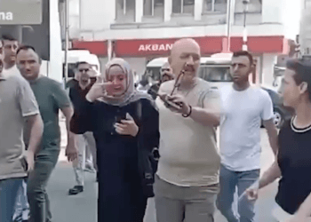 Adana'da HDP binasına saldırı