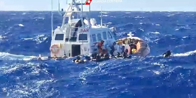 İtalya’nın Lampedusa Adası açıklarında göçmenleri taşıyan bir tekne battı, 41 kişi yaşamını yitirdi