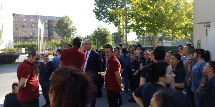 Koç Üniversitesi Hastanesi işçileri iş bıraktı