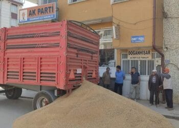 Konya'da buğdayını TMO'ya veremeyen çiftçi, ürününü AKP binası önüne döktü