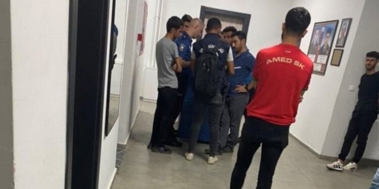 İstiklal Marşı okunduğu sırada ayağa kalkmadıkları gerekçesiyle gözaltına alınan Amedspor taraftarları adliyeye sevk edildi