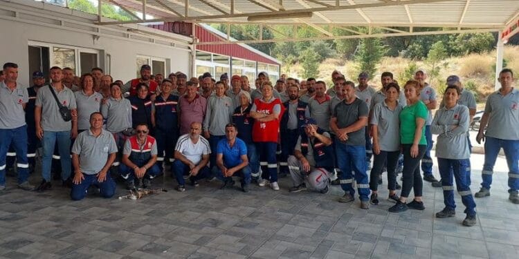 İzmir’de belediye işçileri ek protokol talebiyle iş bıraktı