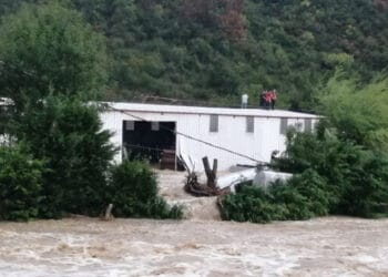 Arnavutköy'de sağanak nedeniyle işçiler çatıda mahsur kaldı