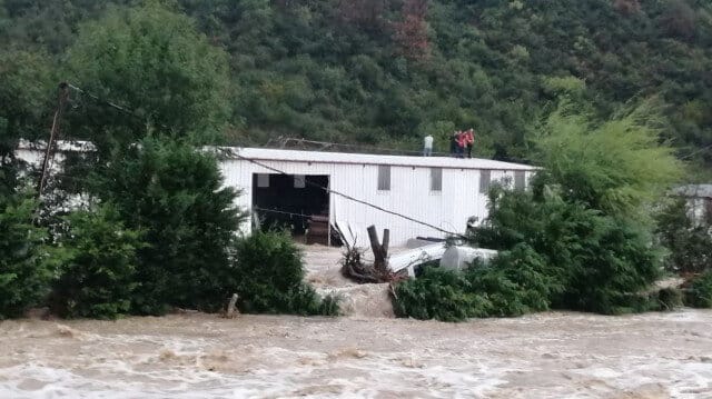 Arnavutköy'de sağanak nedeniyle işçiler çatıda mahsur kaldı