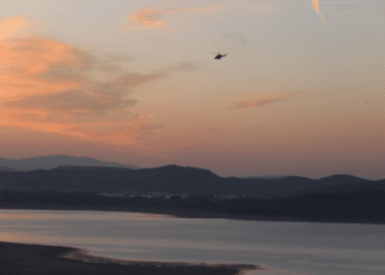 İzmir’de yangına müdahale eden helikopter Tahtalı Barajı’na düştü