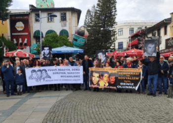 Antalya'da 24 kişi evlere yapılan polis baskınıyla gözaltına alındı