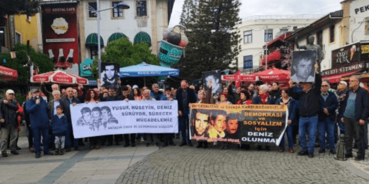 Antalya'da 24 kişi evlere yapılan polis baskınıyla gözaltına alındı