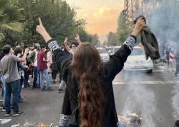 İran'da zorunlu başörtüsü yaptırımlarını sertleştiren yasa Meclisten geçti