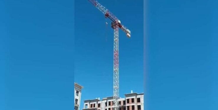 TOKİ inşaatında aylardır ücretleri ödenmeyen işçiler vince çıktı