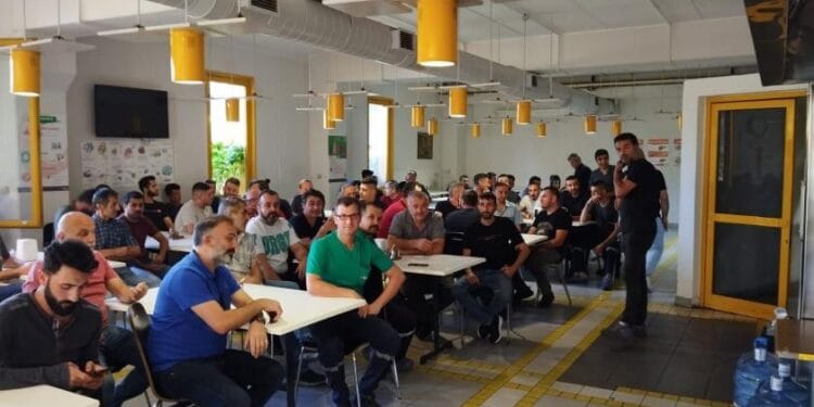 Tekno Kauçuk işçileri ek zam talebiyle eyleme başladı