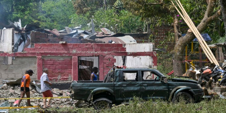 Kolombiya'da polis karakolu ve askeri üslere eş zamanlı bombalı saldırı