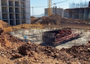 TOKİ şantiyesinde kule vincin devrilmesi sonucu 3 işçi ağır yaralandı