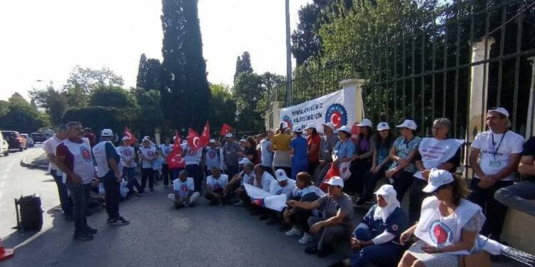 Ege Üniversitesi Hastanesi işçileri yeniden eyleme geçti
