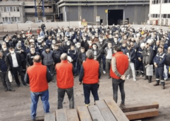 Kroman Çelik'te patronun işten atma saldırısına karşı işçiler eylem yaptı