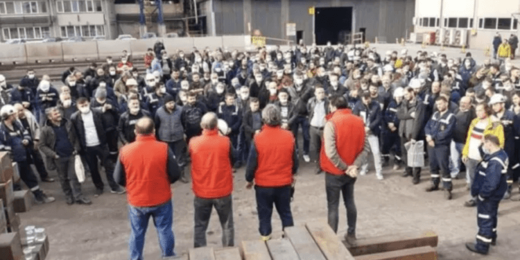 Kroman Çelik'te patronun işten atma saldırısına karşı işçiler eylem yaptı