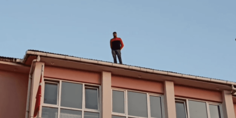 Madenci işçisi Soma TKİ binasının çatısına çıkarak eylem yaptı