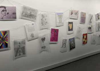 Tutsakların eserlerinden oluşan “Karanlıkta Kahkaha” adlı sergi açılışını yaptı