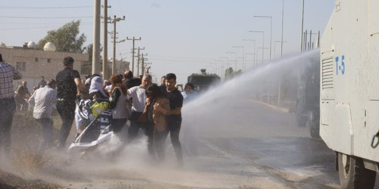 Silopi'de KDP protestosuna asker-polis saldırdı