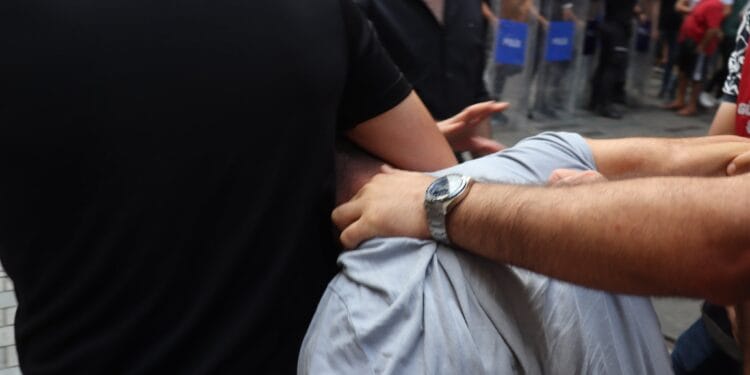 Taksim'de KDP protestosuna polis saldırdı