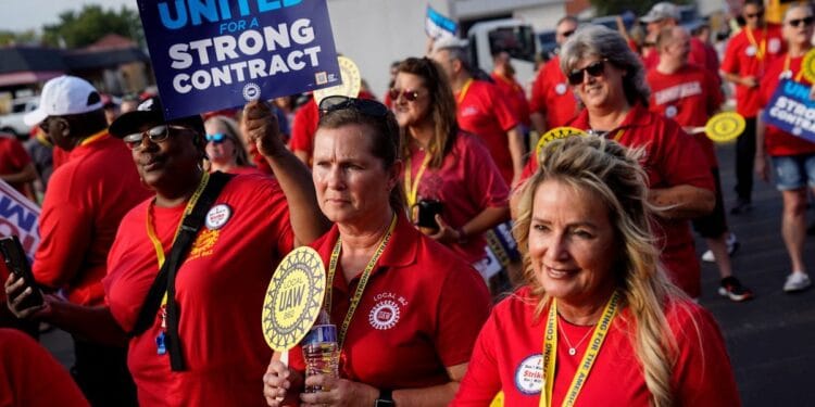 ABD’de otomotiv işçilerinden grevi genişletme kararı