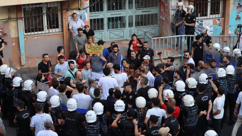 2 Eylül Festivali basın açıklamasına polis saldırısı