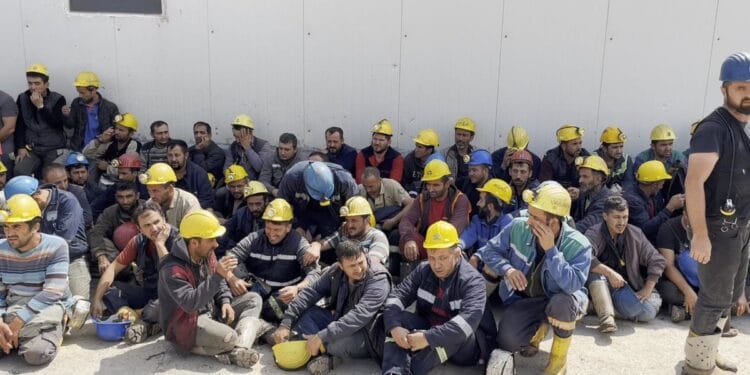 Maden işçileri açlık grevi eylemini sonlandırıp oturma eylemine başladı