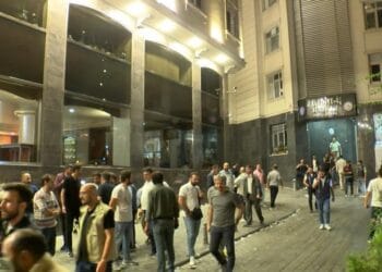 İBB ile imzalanan toplu sözleşmeye tepki gösteren işçiler sendika önünde eylem yaptı