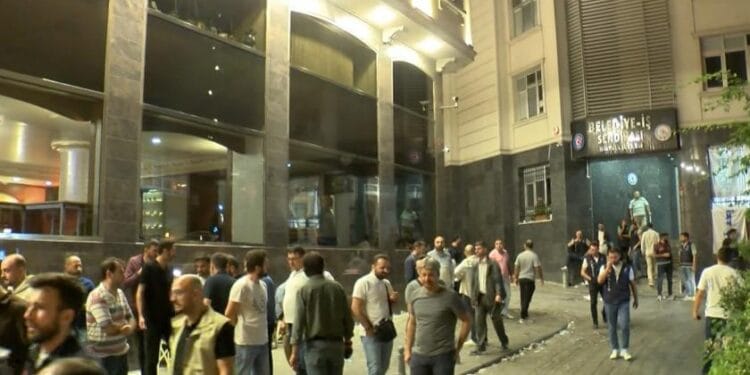 İBB ile imzalanan toplu sözleşmeye tepki gösteren işçiler sendika önünde eylem yaptı