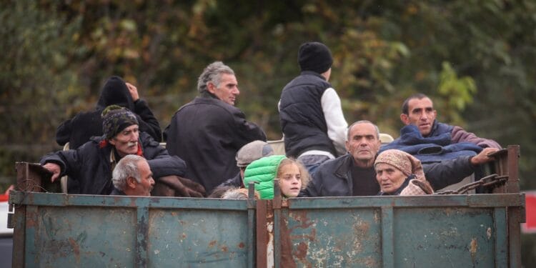 Ermeni yönetim kendini fes ediyor