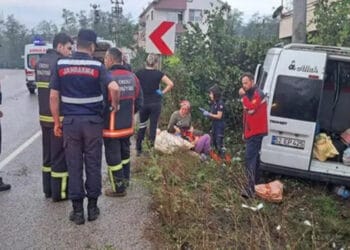 Fındık işçilerini taşıyan minibüs kaza yaptı