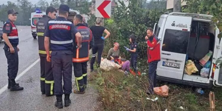 Fındık işçilerini taşıyan minibüs kaza yaptı