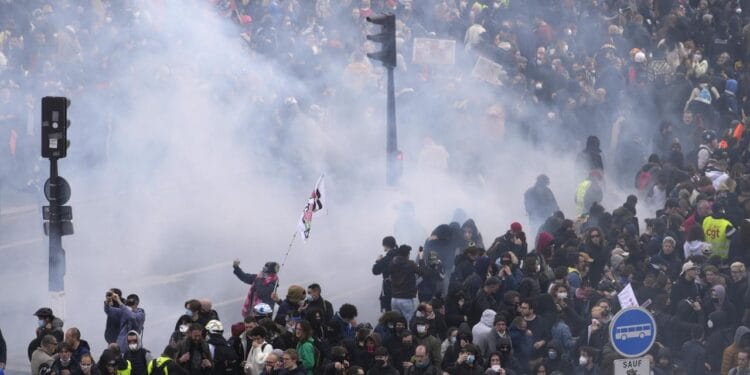 Fransa’da kitlesel eylemlere yol açan emeklilik reformu yürürlüğe girdi