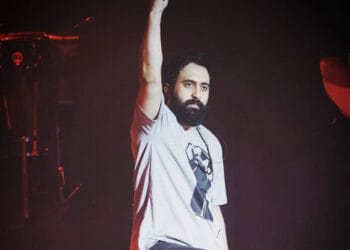 Başörtüsü zorunluluğunu protesto eden şarkıcı Mehdi Yarrahi tutuklandı