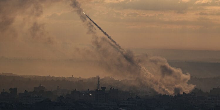 Abluka altındaki Gazze Şeridi'ndeki Filistinli gruplar, birçok noktadan İsrail'e çok sayıda roket fırlattı. ( Mustafa Hassona - Anadolu Ajansı )