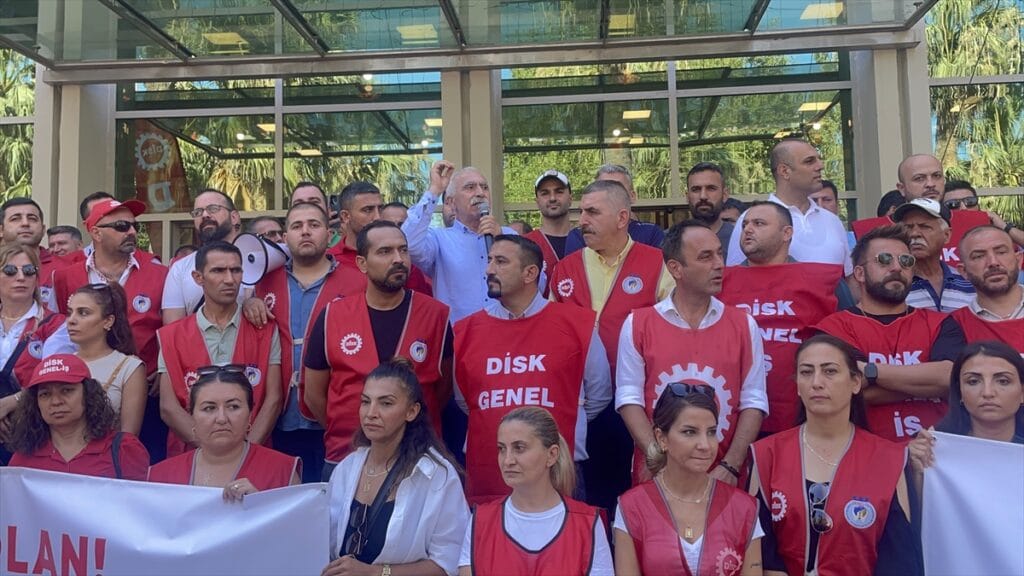 İZENERJİ işçilerinden iş bırakma eylemi