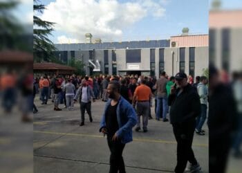 Bekaert patronu temsilciyi işten attı, işçiler fabrikaya kapandı