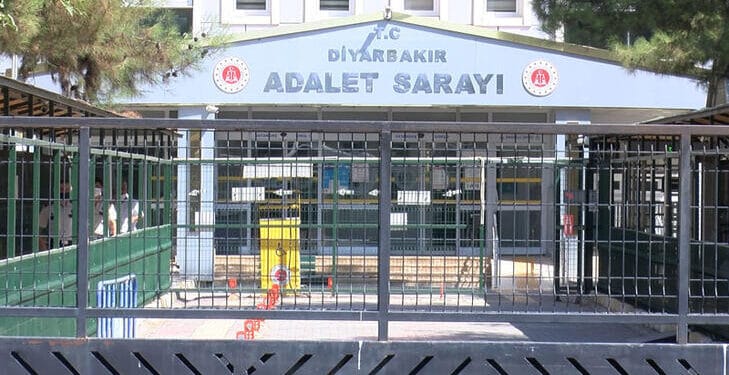 Kürtçe savunma yapan tutsaklar "susma haklarını kullanmış" sayıldı