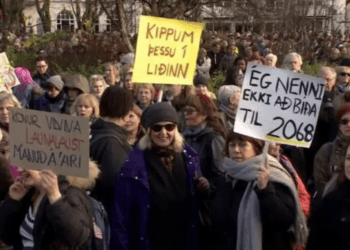 İzlanda'da kadınlar eşit ücret talebiyle greve çıktı