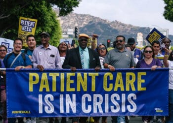 ABD’de 75 bin sağlık emekçisi grev kararı aldı