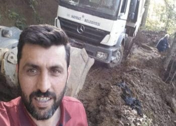 Heyelan temizleme çalışması sırasında kamyon devrildi