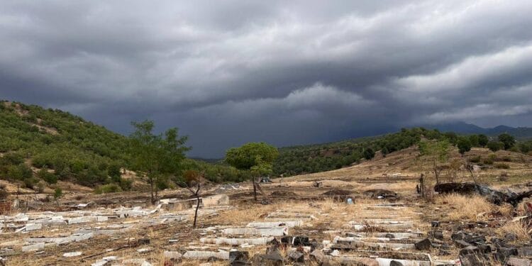 Şırnak'ta operasyona çıkan askerler mezarlığı tahrip etti