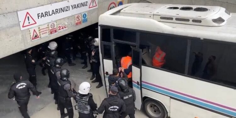 İnşaat işçilerinin dün gözaltına alınma anı