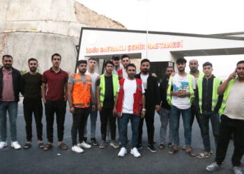 Bayraklı Şehir Hastanesi inşaatında 3 aydır maaş alamayan işçiler eylemde