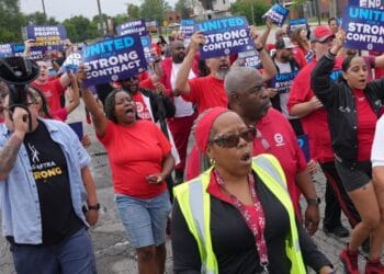 ABD'de otomotiv işçileri kamyon üreticisi Mack Trucks'ta da greve başladı