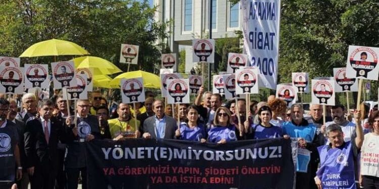 Sağlık emekçilerinden şiddet protestosu